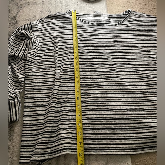 Black and white striped Sweaterlike top - Picture 8 of 11